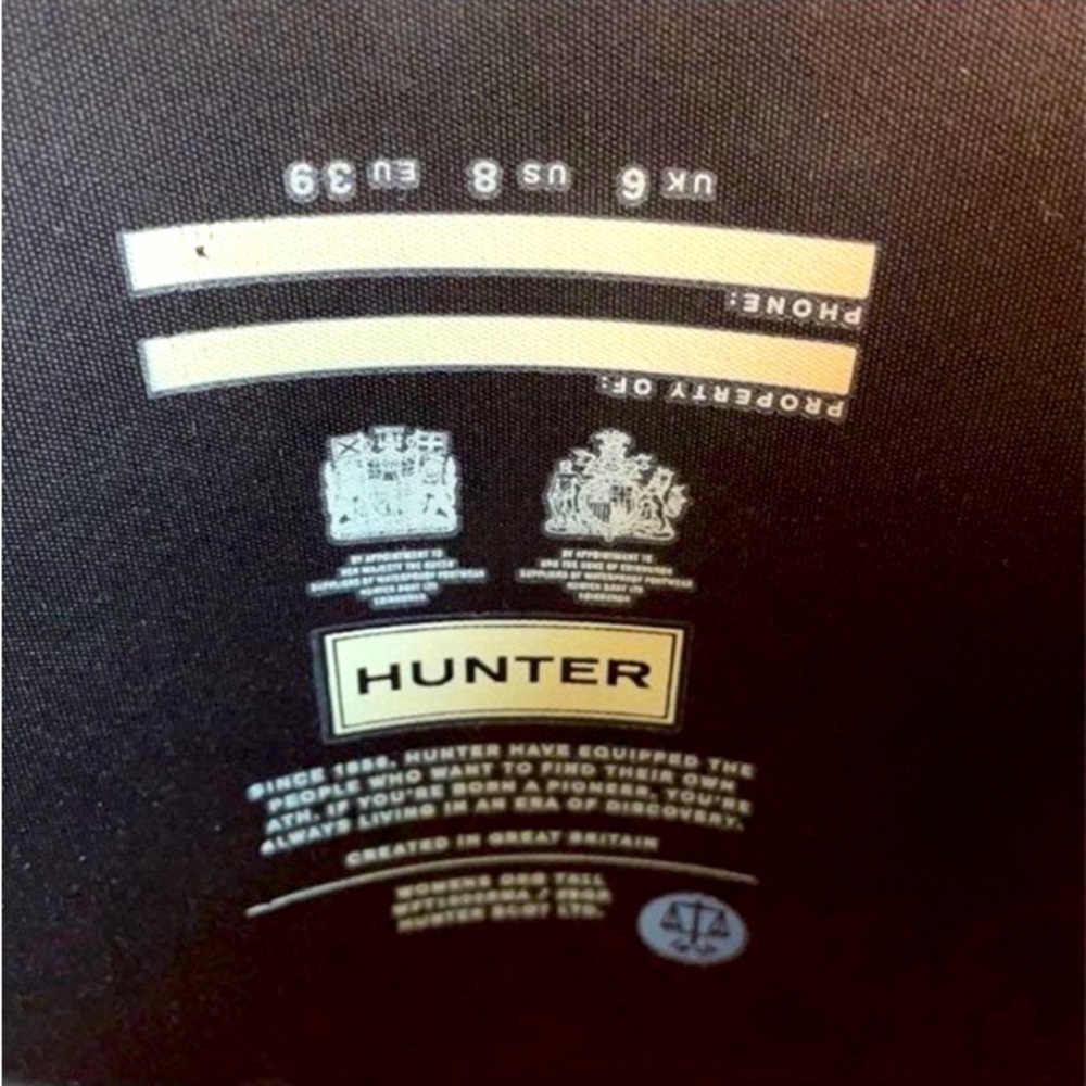 Hunter black matte finish rain boots.